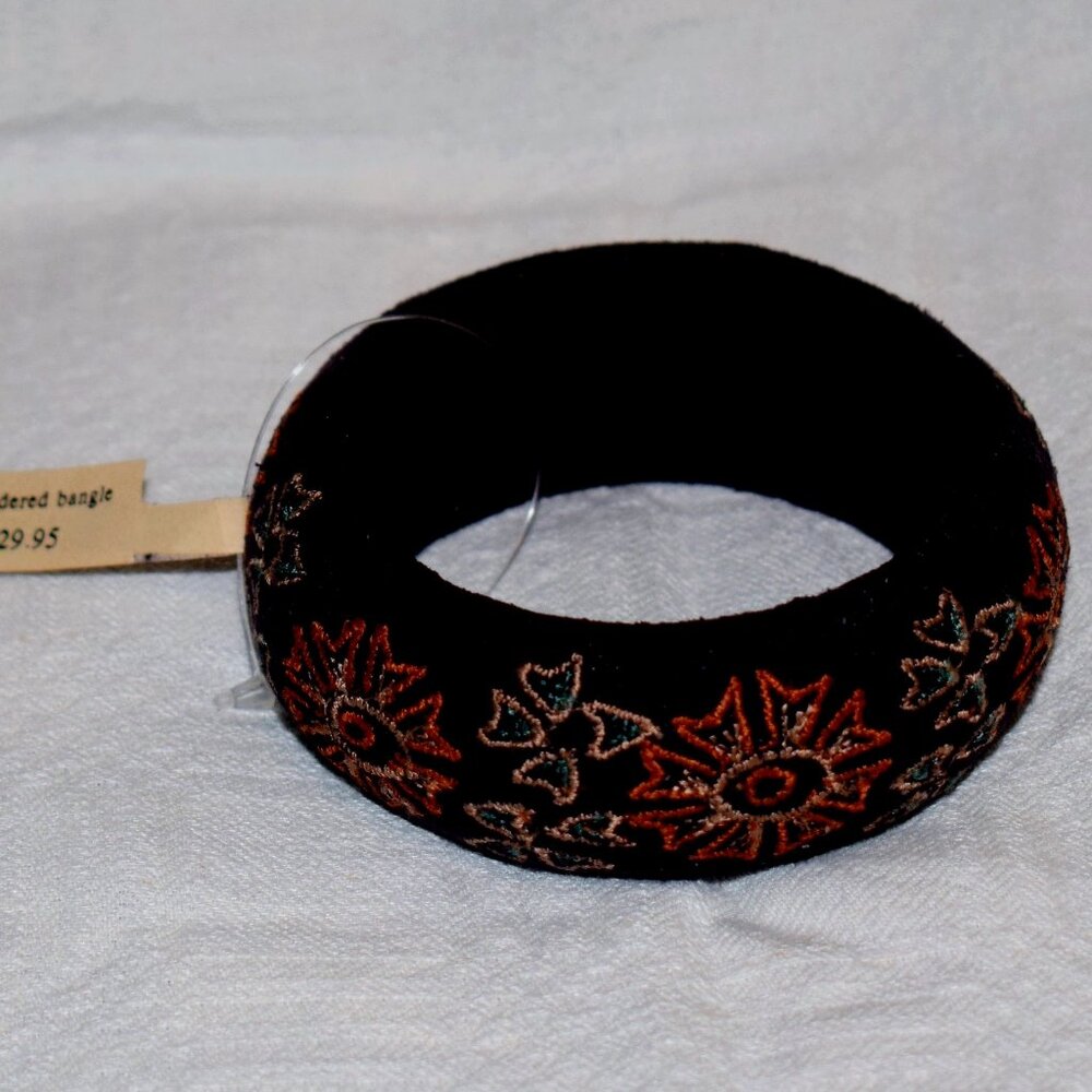 Beautiful - NEVER WORN - Felt Bracelet